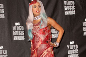 Леди Гага в мясном платье