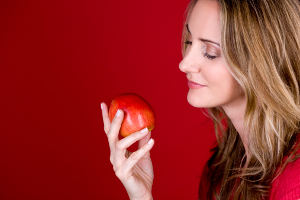 Девушка с яблоком