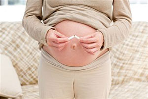 Беременная женщина ломает сигарету
