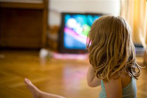 Девочка смотрит телевизор