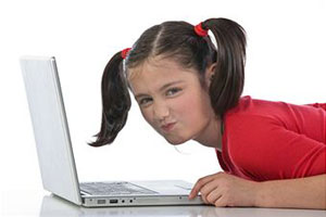 Девочка работает за компьютером