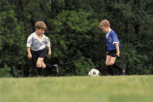 Мальчики играют в футбол