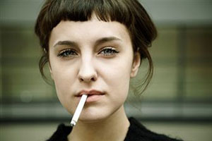 Девушка курит