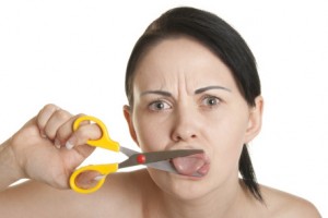 девушка ножницами отрезает язык