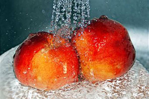 Персики в воде