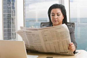 Женщина читает газету