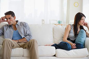 Мужчина и женщина сидят на диване