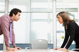Мужчина и женщина спорят в офисе