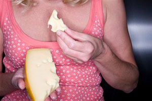 Девушка ест сыр