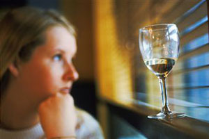 Девушка со стаканом вина