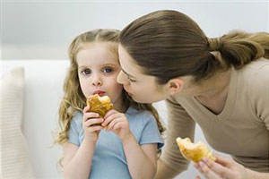 Девочка ест печенье