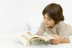 Ребенок читает