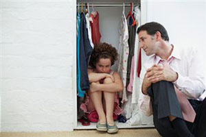 Мужчина и девочка сидят в шкафу