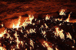 горящий кратер в пустыне