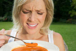 Девушка ест суп