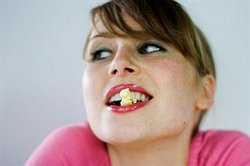 Девушка с попкорном во рту