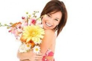счастливая девушка с цветами