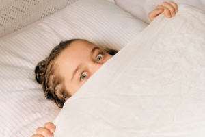 Девушка под одеялом