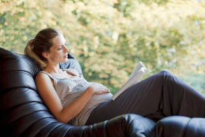 Беременная читает