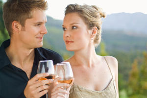 Молодая пара пьет вино