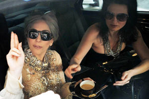 Леди Гага с помощницей