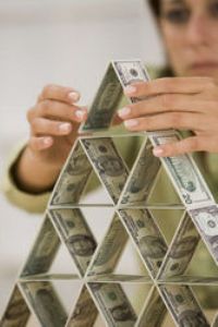 женщина из денег строет пирамиду