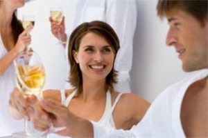 женщина и мужчина держат бокалы с шампанским