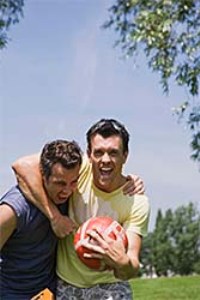 двое мужчин играют в футбол