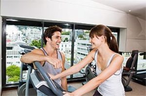 мужчина и женщина в фитнес-клубе