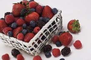 Плетеная корзинка с ягодами