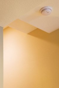 Потолок светло-персикового цвета