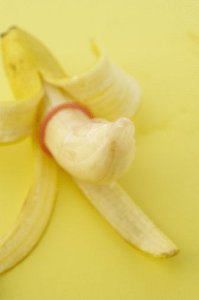 Банан в раскрытой кожуре