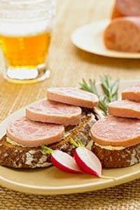 Бутерброды из ржаного хлеба с колбасой и редисом