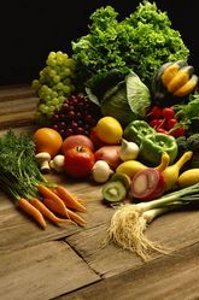 Овощи и фрукты, выложенные на стол