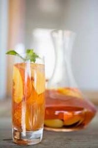 Персиковый коктейль, украшенный листиком мяты