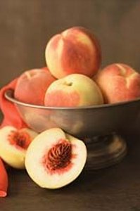 Персики в железной вазе