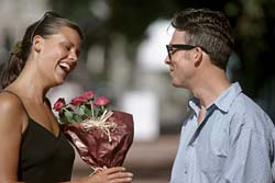 Мужчина дарит женщине букет цветов