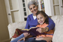 Бабушка и внучка читают книгу