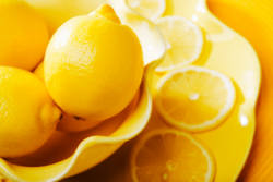 Лимоны на блюде