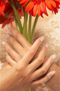 Руки с красивыми ухоженными ногтями