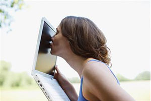 Девушка целует компьютер