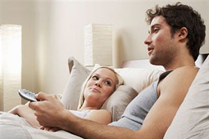 Мужчина и женщина смотрят телевизор