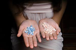 Девушка держит таблетки в руках