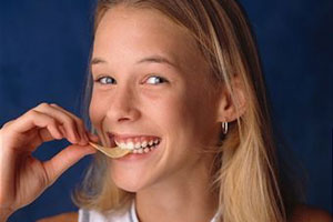 Девочка ест чипсы