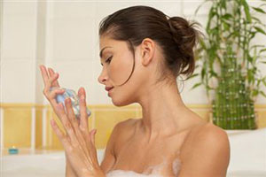 Девушка моется мылом