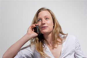 Женщина разговаривает по телефону