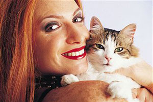 Женщина держит кошку