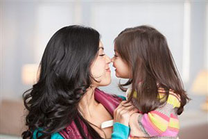 Мама целует дочь