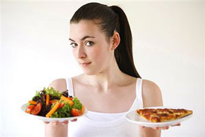Девушка с двумя тарелками с едой