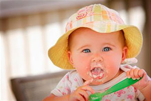 Девочка ест детское питание